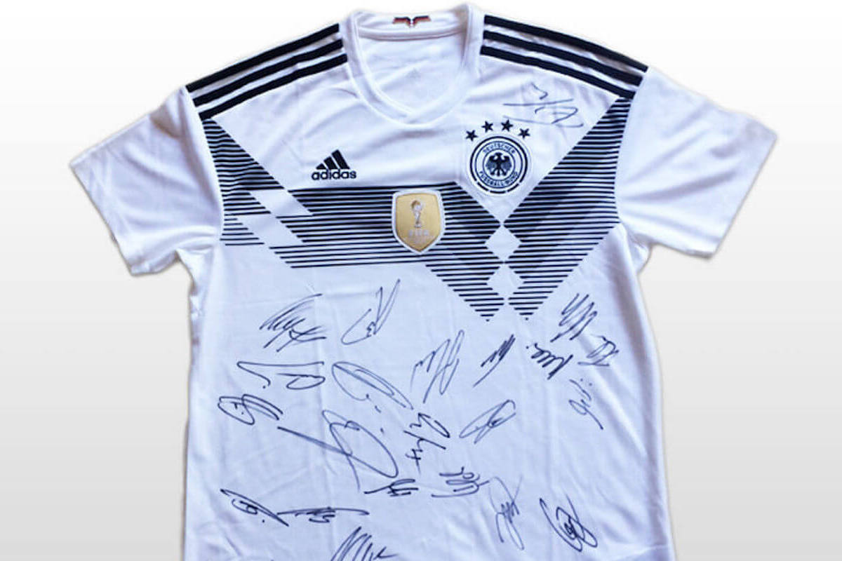 WM-Trikot Horst Hrubesch rautenherz Horst Hrubesch stiftet rautenherz Trikots
