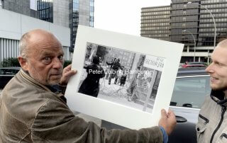 Norbert Gettschat und Martin Rüssel bei der Bilduebergabe